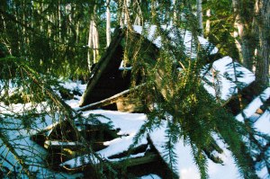 Petrus bodde vid sjön, av huset finns bara grunden kvar. Han byggde en koja på en udde. Petrus slutade sina dagar i sjön.