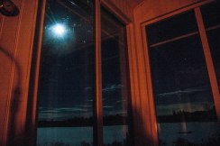 decembermane-genom-fonstret